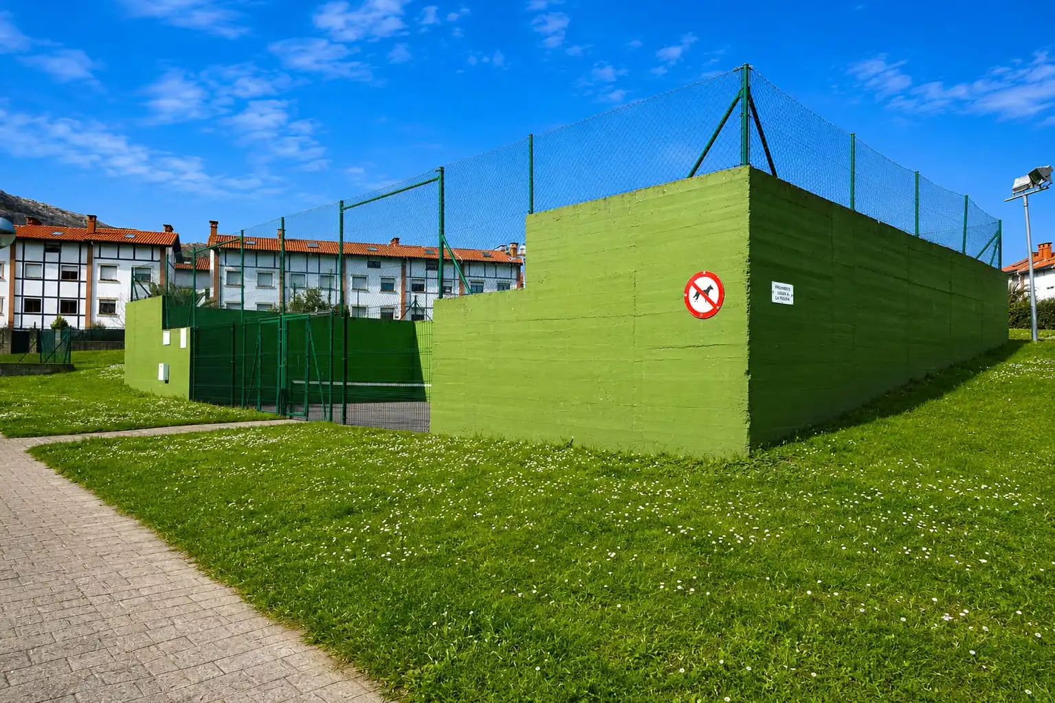 Parkplatz von Einfamilien-Reihenhaus zum Verkauf in Castro-Urdiales mit Heizung, Privatgarten und Parkett