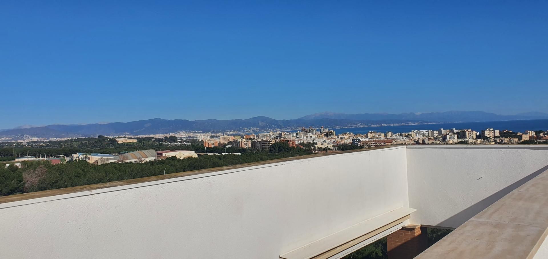 Vista exterior de Àtic en venda en Torremolinos amb Aire condicionat, Jardí privat i Parquet