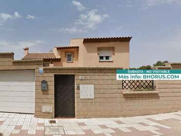 Casa amb piscina en venda a PEINADO GRANDE 28