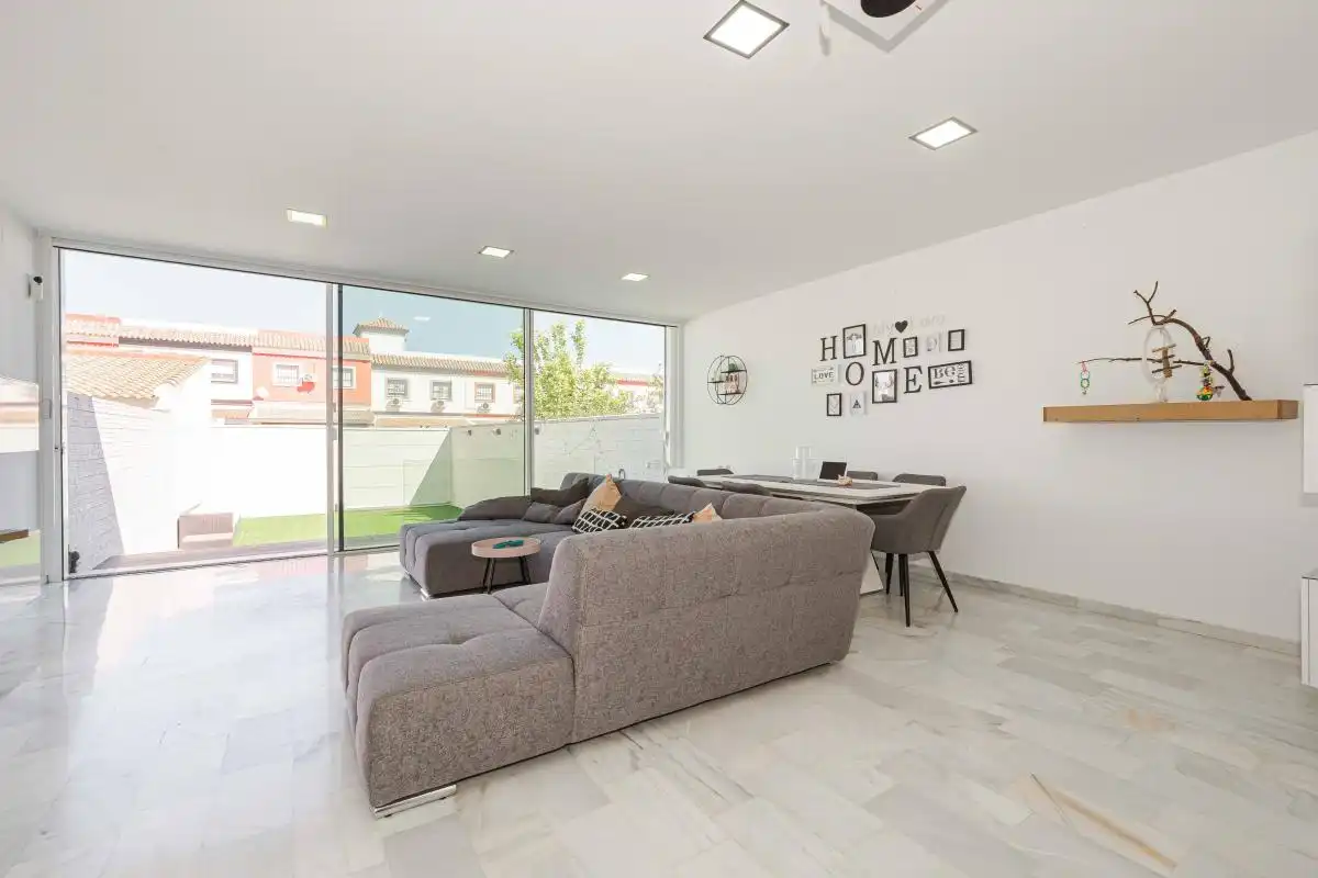 Sala de estar de Casa o chalet en venta en Huévar del Aljarafe con Aire acondicionado, Calefacción y Jardín privado