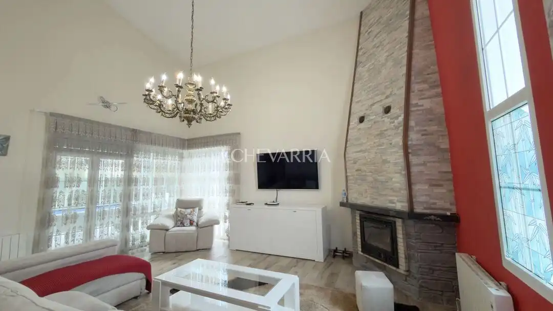 Sala de estar de Casa o chalet en venta en Castro-Urdiales con Calefacción, Jardín privado y Terraza