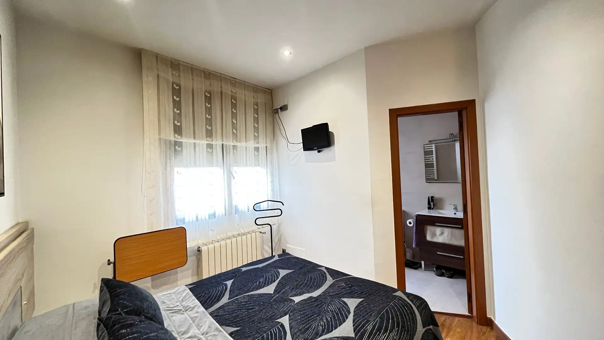 Schlafzimmer von Einfamilien-Reihenhaus zum Verkauf in Santa Coloma de Cervelló mit Klimaanlage, Heizung und Parkett