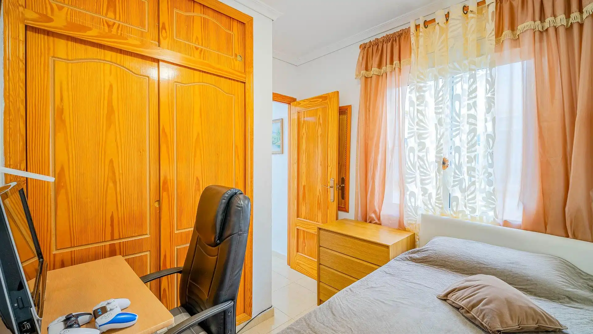 Habitación de Casa o chalet en venta en Santa Pola con Jardín privado, Terraza y Piscina comunitaria