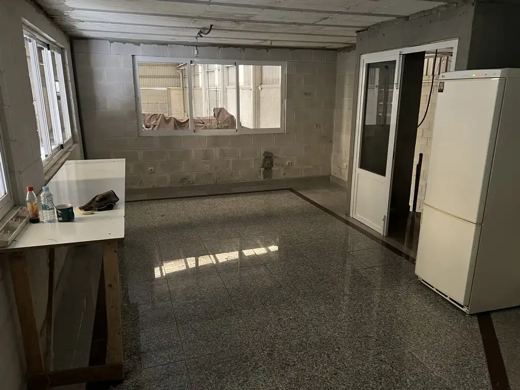 Industrial buildings for rent in Cambre 