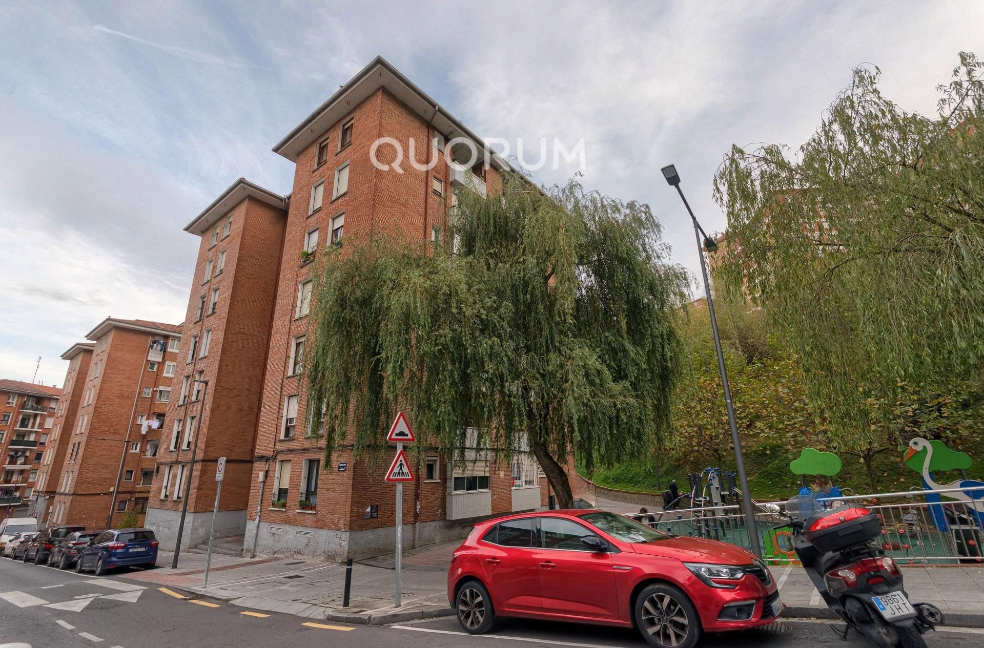 Vista exterior de Pis en venda en Basauri  amb Calefacció, Parquet i Traster