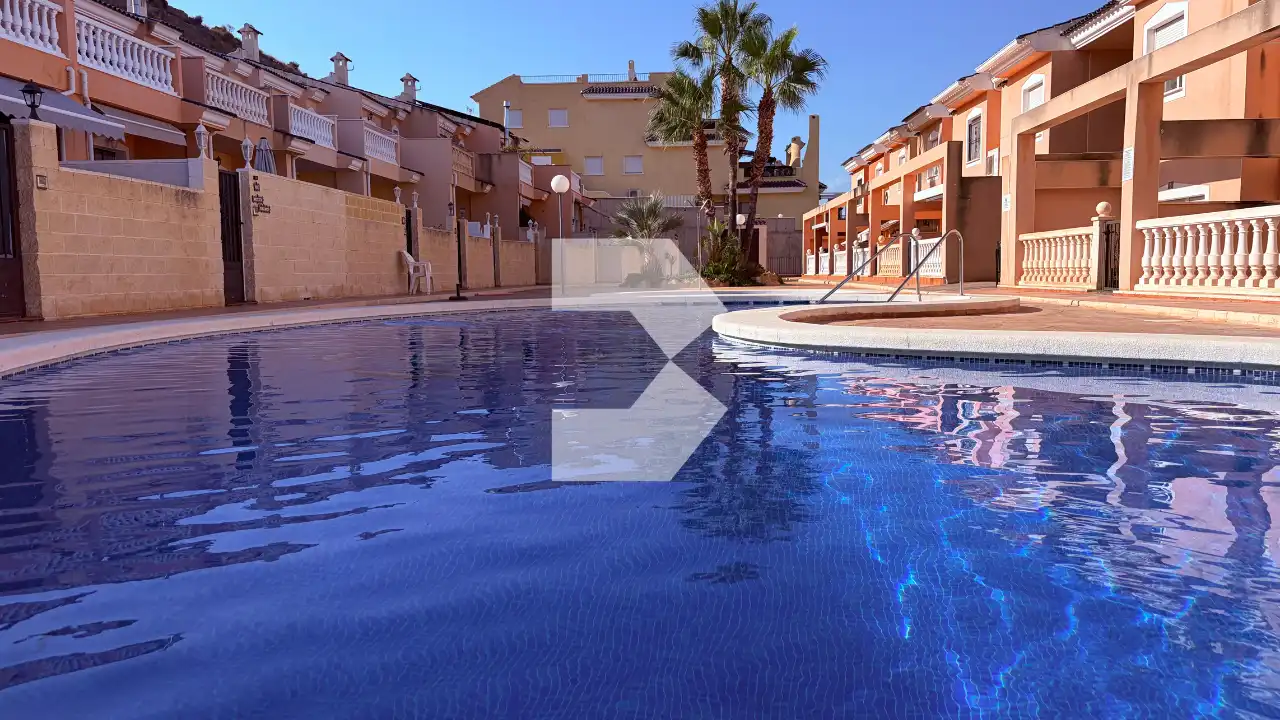 Schwimmbecken von Einfamilien-Reihenhaus zum Verkauf in Mutxamel mit Klimaanlage, Heizung und Terrasse