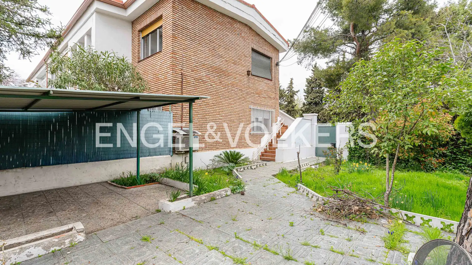 Exterior view of Single-family semi-detached for sale in  Madrid Capital  with Air Conditioner, Heating and Private garden
