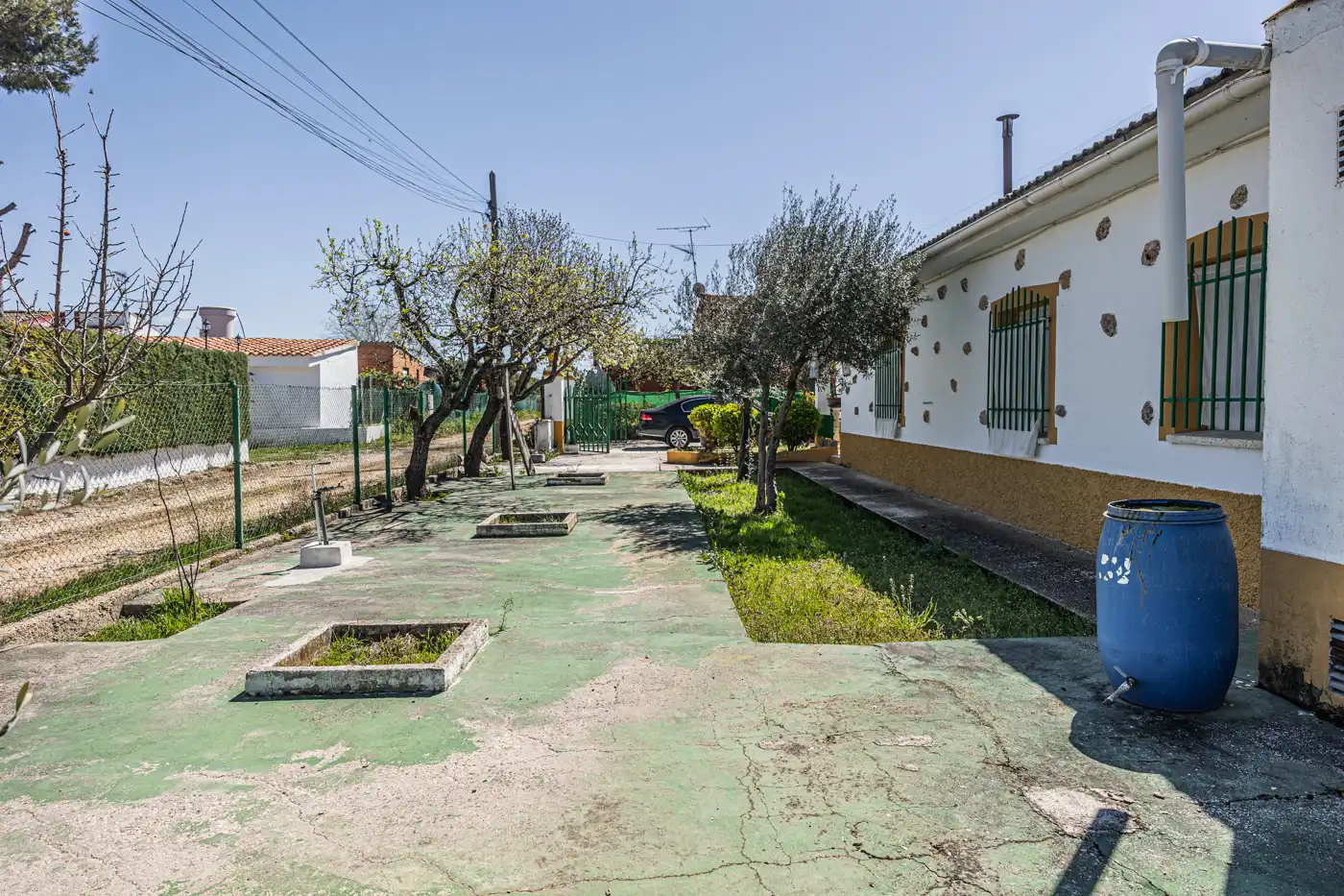 Vista exterior de Casa o xalet en venda en Estremera amb Calefacció, Jardí privat i Piscina