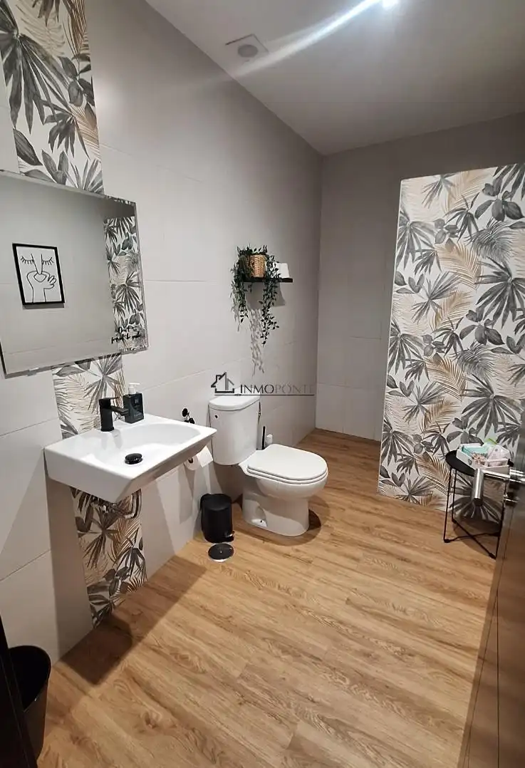 Baño de Local de alquiler en Pontevedra Capital  con Amueblado
