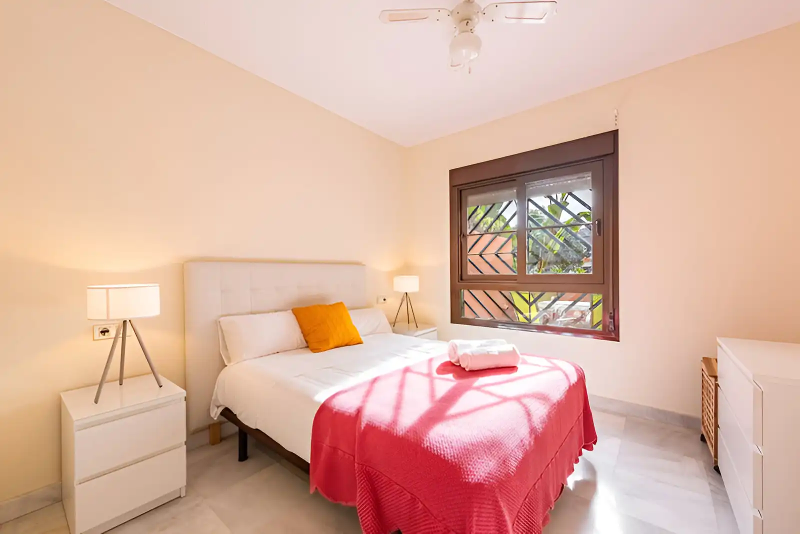 Schlafzimmer von Erdgeschoss zum Verkauf in Estepona mit Klimaanlage, Terrasse und Abstellraum