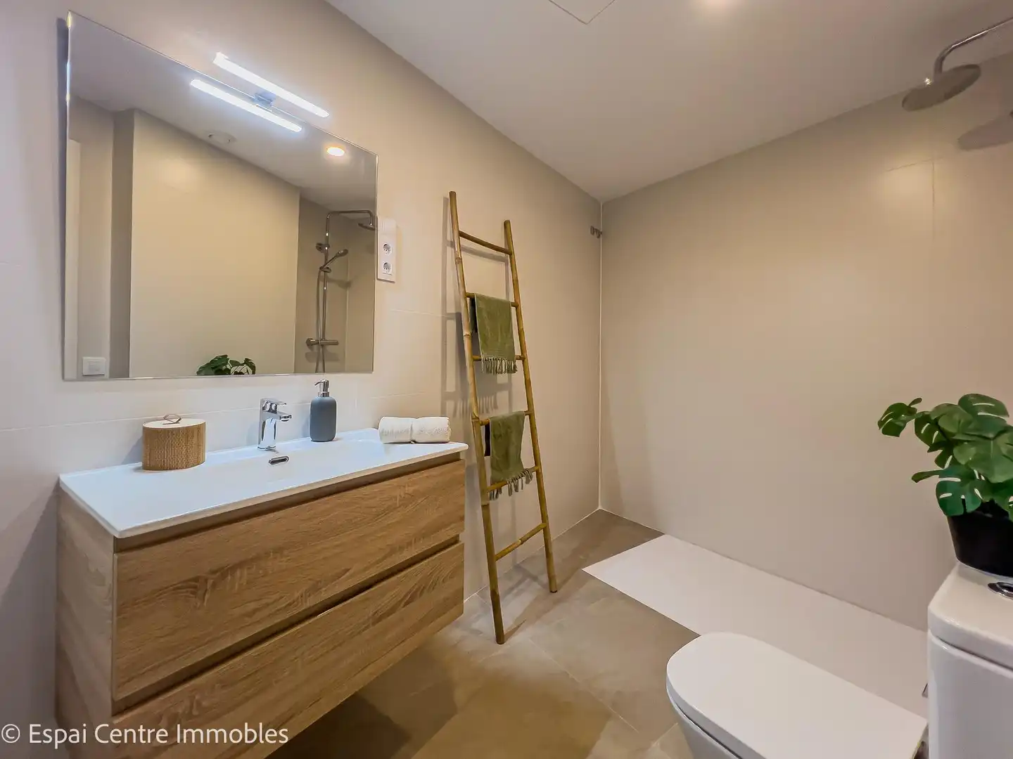 Bathroom of Ground floor for sale in Vallirana  with Air Conditioner, Heating and Parquet flooring