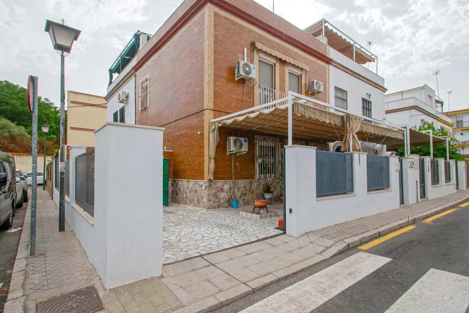 Außenansicht von Haus oder Chalet zum Verkauf in Sevilla mit Klimaanlage, Terrasse und Abstellraum