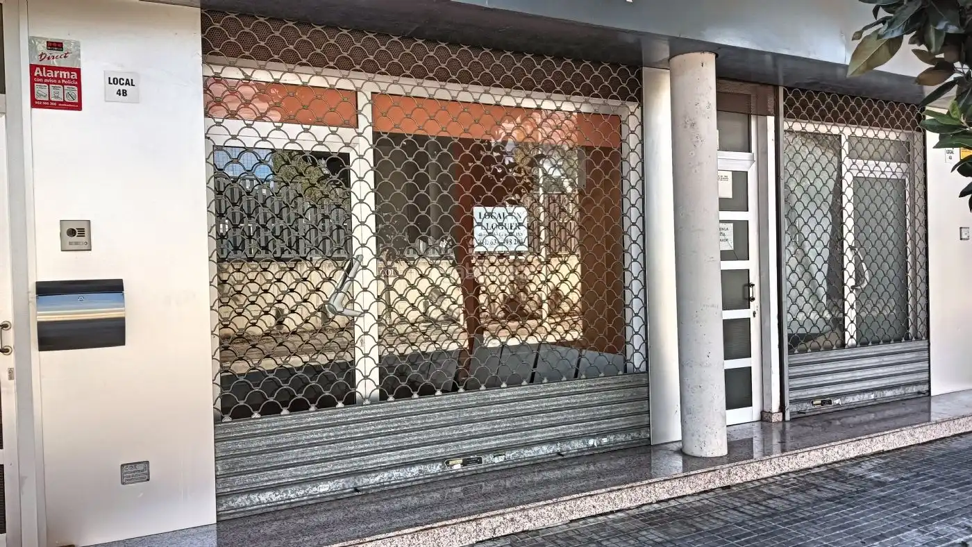 Local comercial de lloguer a Carrer Anselm Clavé 14P