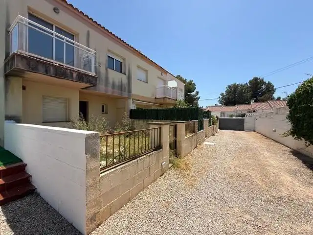 Außenansicht von Einfamilien-Reihenhaus zum Verkauf in Mont-roig del Camp mit Terrasse und Gemeinschaftspool