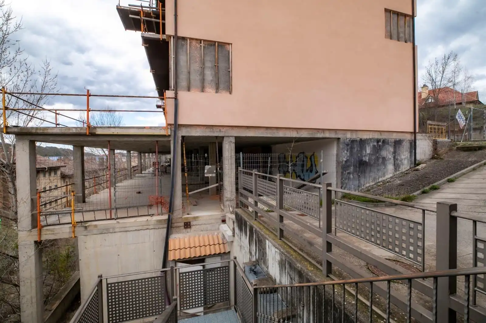 Vista exterior de Edificio en venta en Sabiñánigo