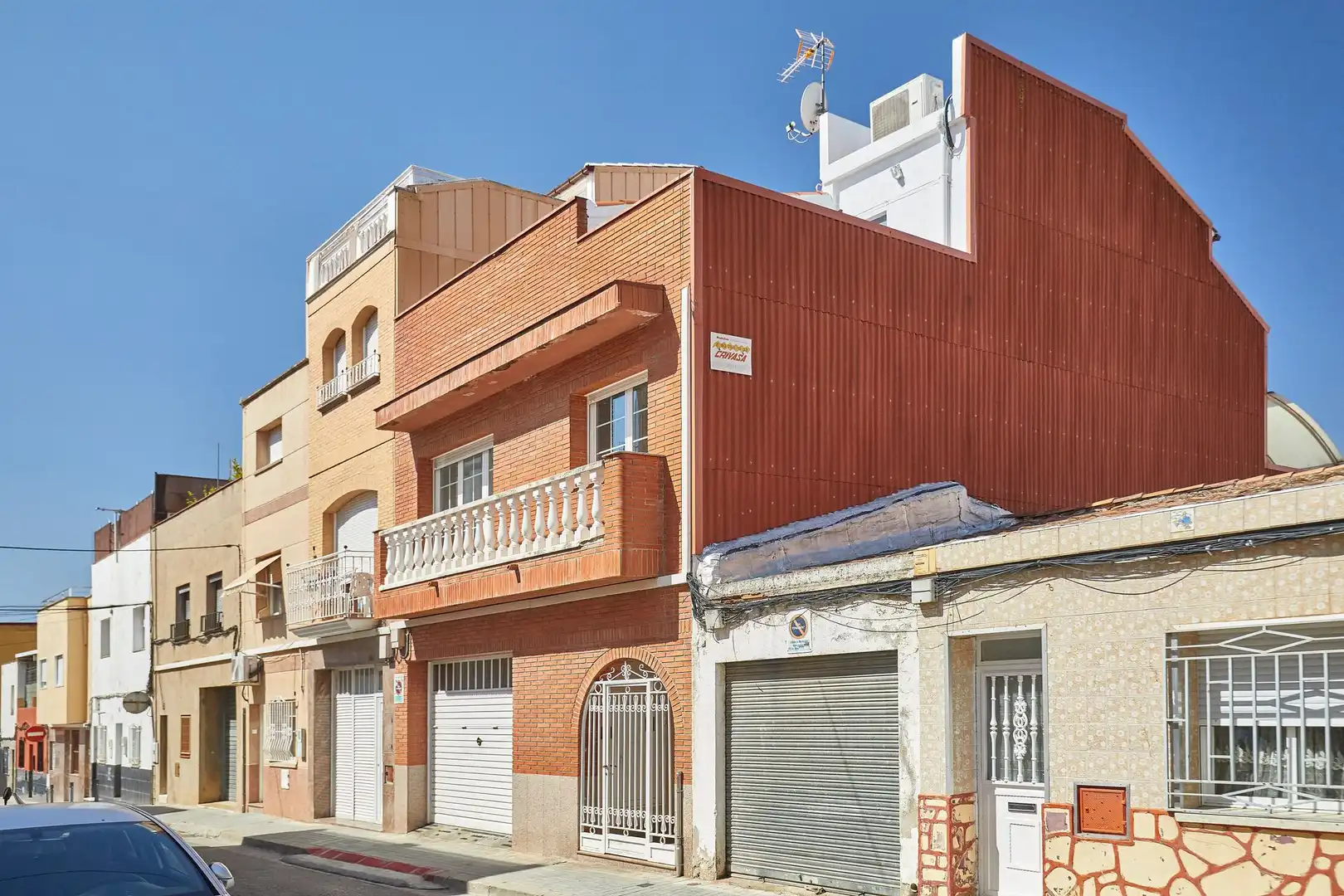 Vista exterior de Casa adosada en venda en Sabadell amb Calefacció i Balcó
