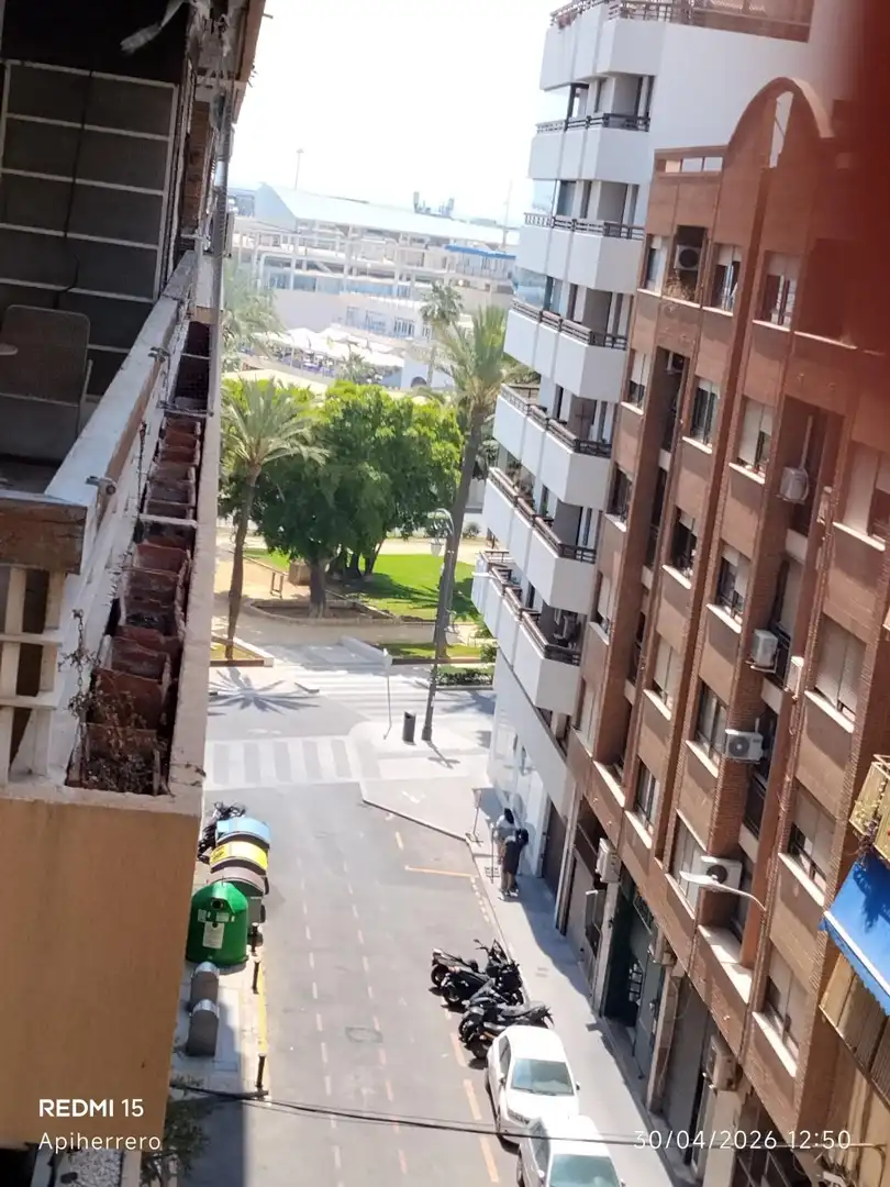 Vista exterior de Piso de alquiler en Alicante / Alacant con Amueblado y Balcón