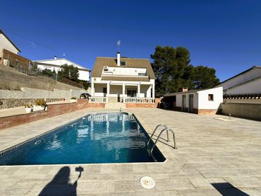 Casa amb balcó en venda a Avinguda de Pau Casals