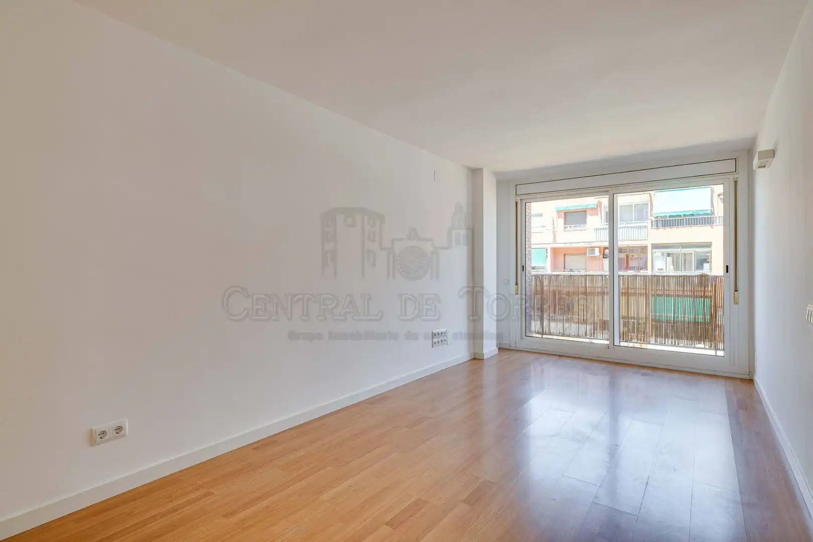 Living room of Flat for sale in Sant Cugat del Vallès  with Heating, Parquet flooring and Terrace