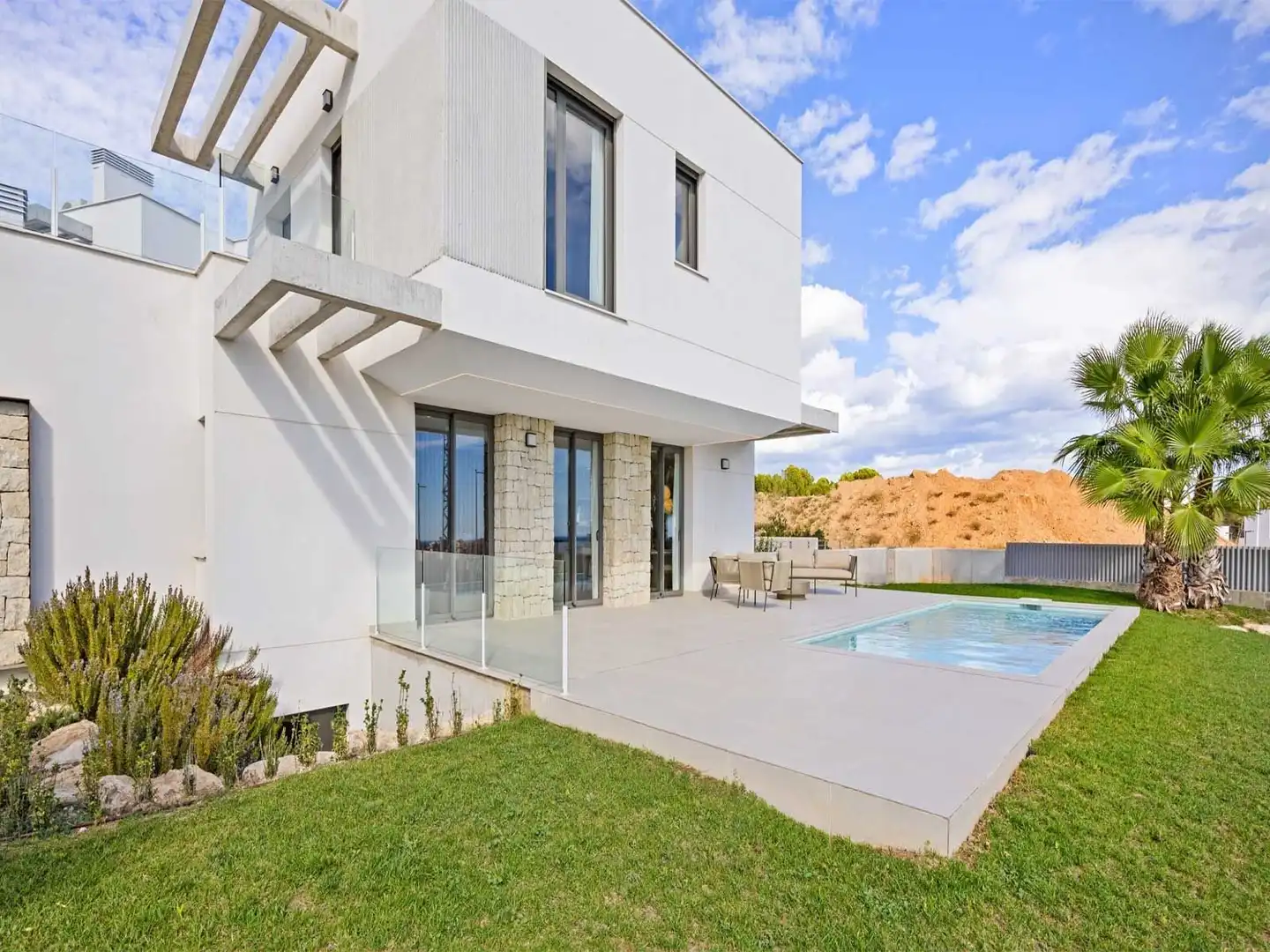 Chalet con piscina en venta en Calle Calle Praga