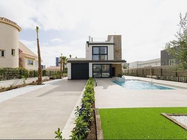 Chalet con balcón en venta en Calle Calle Juan Marsé