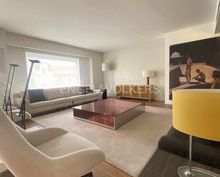 Sala d'estar de Apartament de lloguer en  Madrid Capital amb Aire condicionat, Calefacció i Parquet