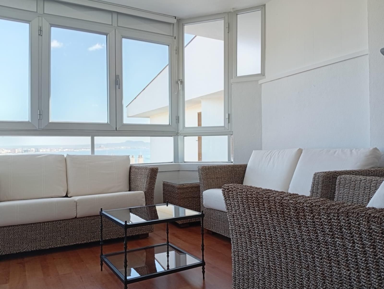 Sala d'estar de Pis de lloguer en  Palma de Mallorca amb Aire condicionat, Jardí privat i Balcó