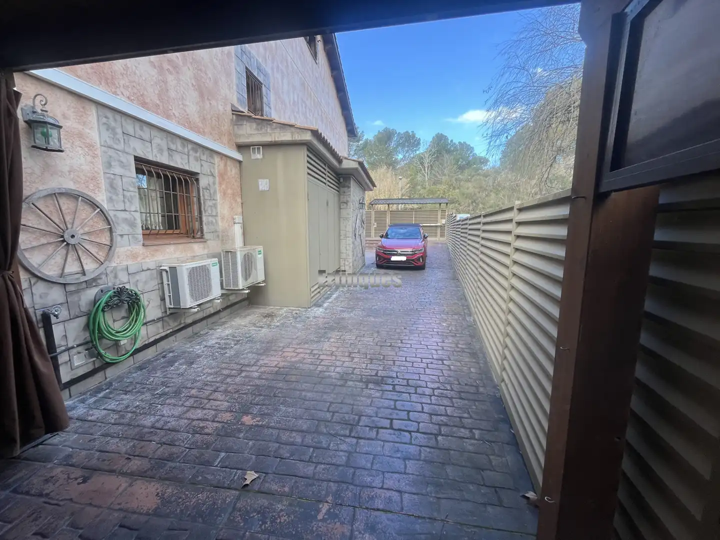 Außenansicht von Haus oder Chalet zum Verkauf in Rubí mit Klimaanlage, Heizung und Privatgarten