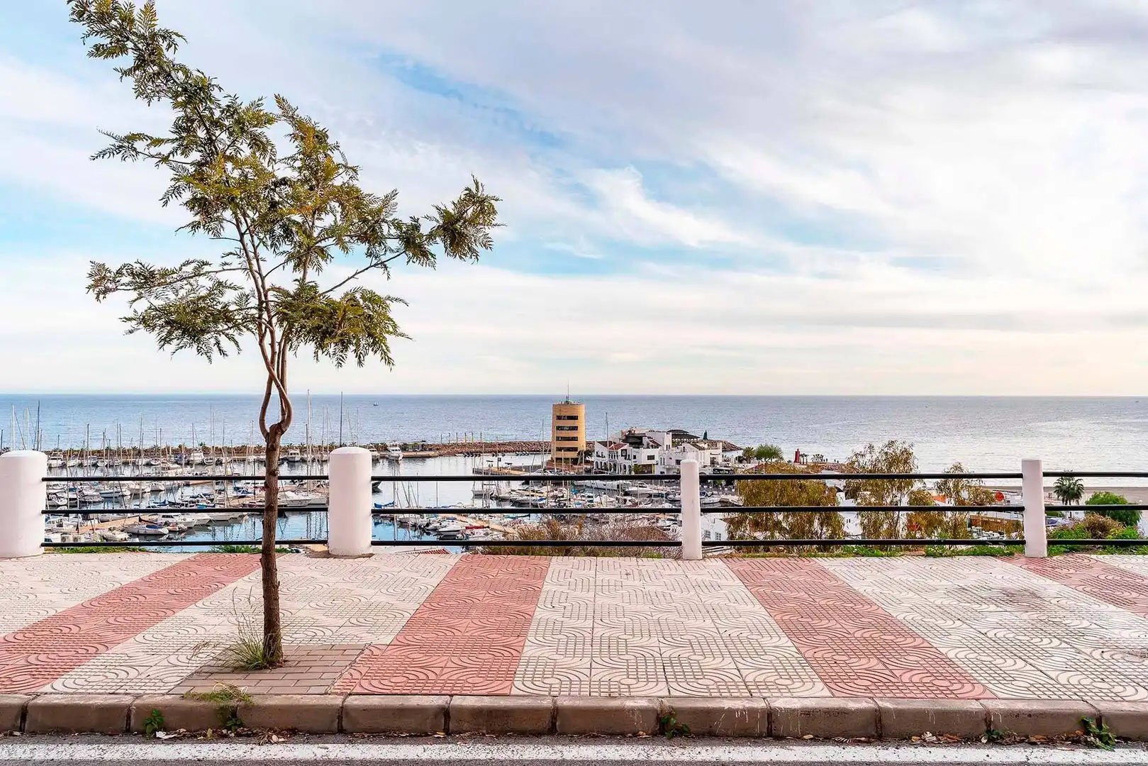 Vista exterior de Casa adosada en venda en Roquetas de Mar amb Jardí privat, Terrassa i Traster