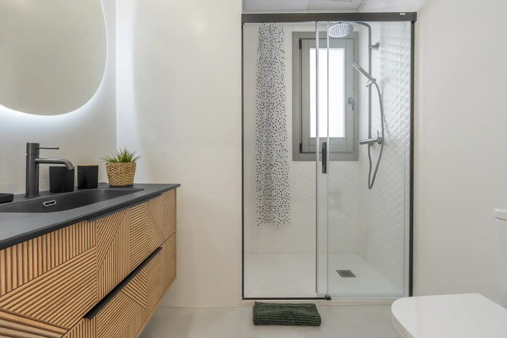 Bathroom of Flat for rent in Granada  with Air Conditioner, Heating and Furnished