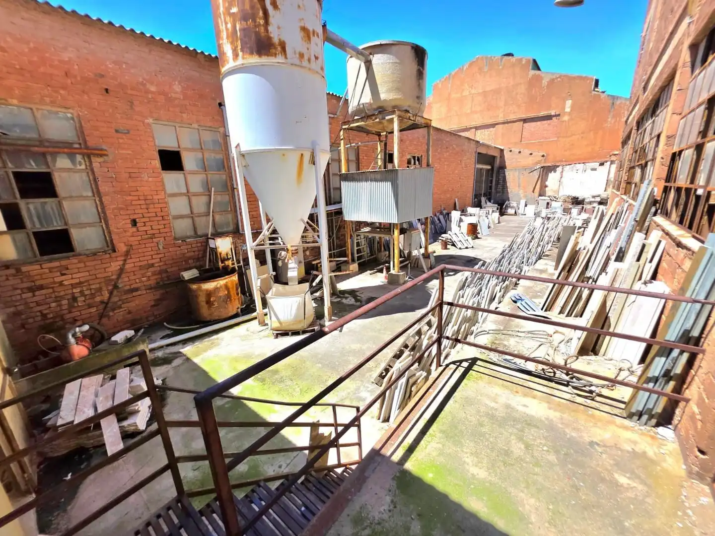 Vista exterior de Nave industrial en venta en Almazora / Almassora