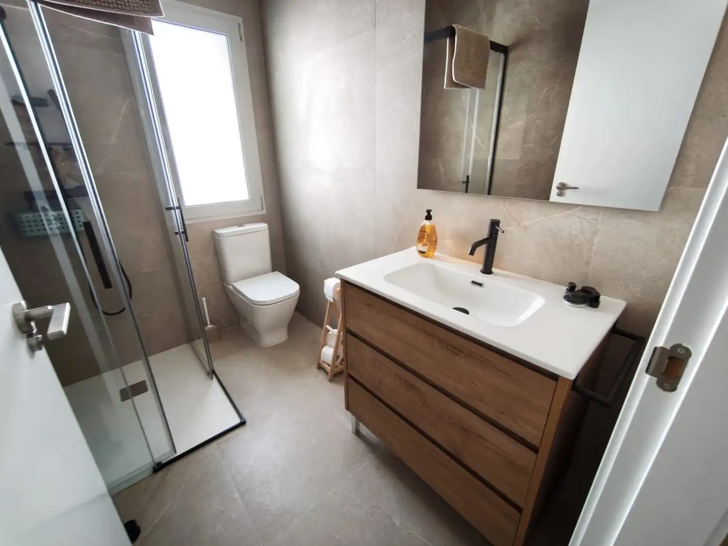 Baño de Piso para compartir en San Pedro