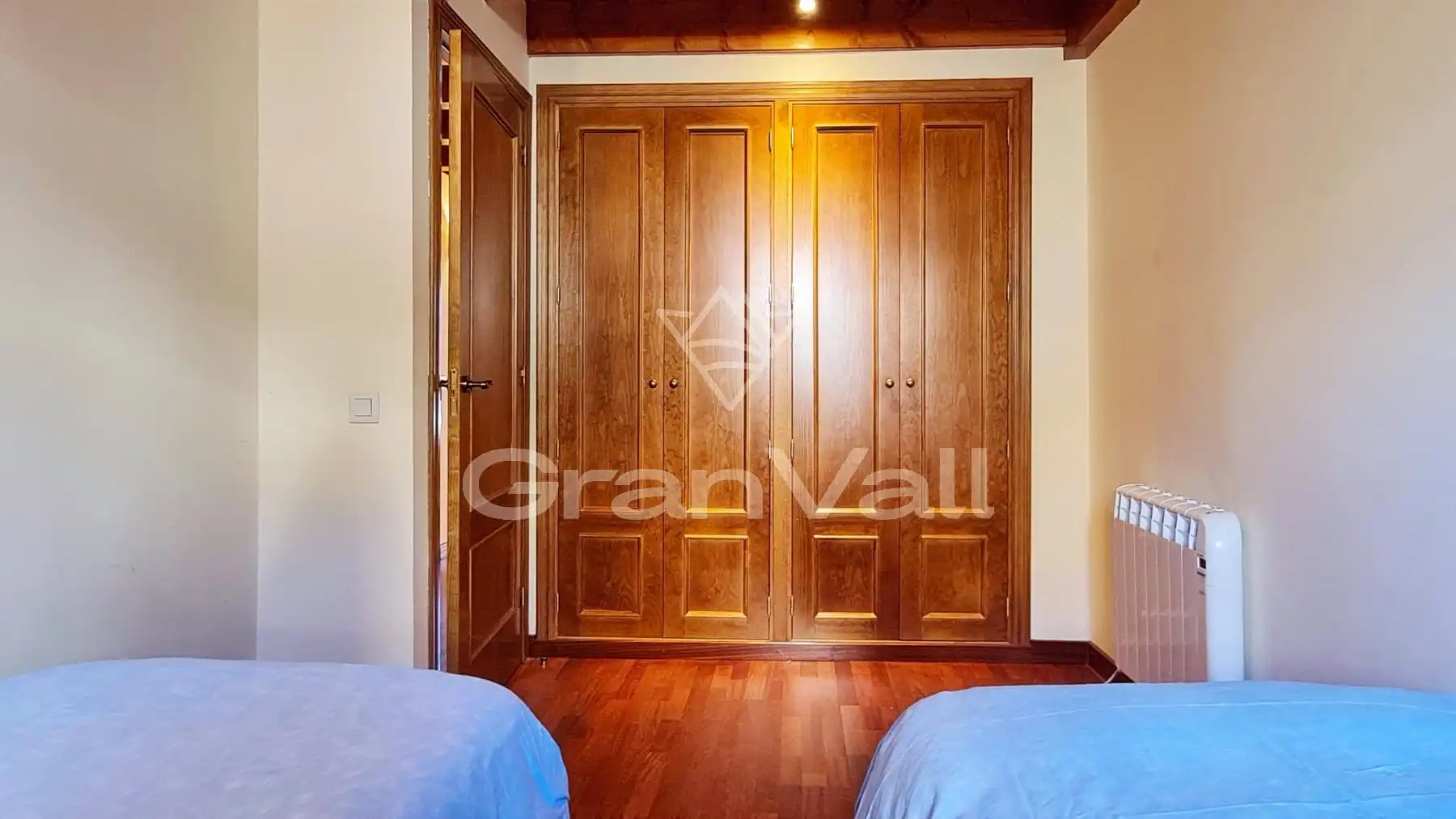 Schlafzimmer von Einfamilien-Reihenhaus zum Verkauf in Osséja mit Heizung, Parkett und Terrasse