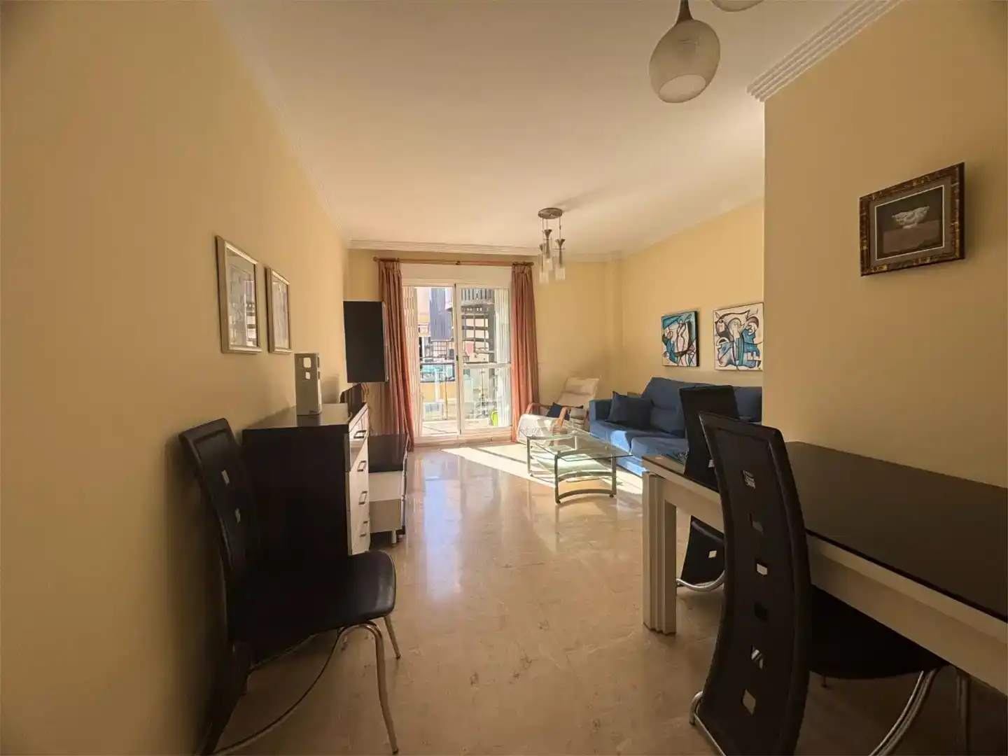 Wohnzimmer von Dachboden zur Miete in Estepona mit Klimaanlage und Balkon