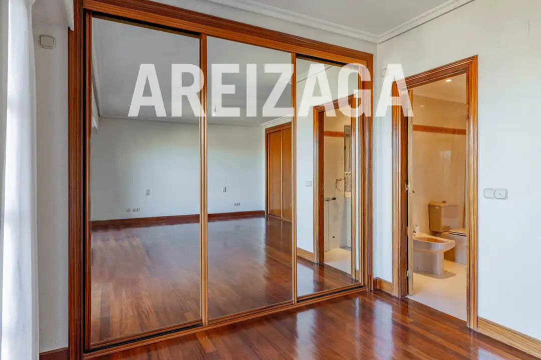Dormitori de Casa o xalet en venda en Donostia - San Sebastián  amb Calefacció, Jardí privat i Terrassa