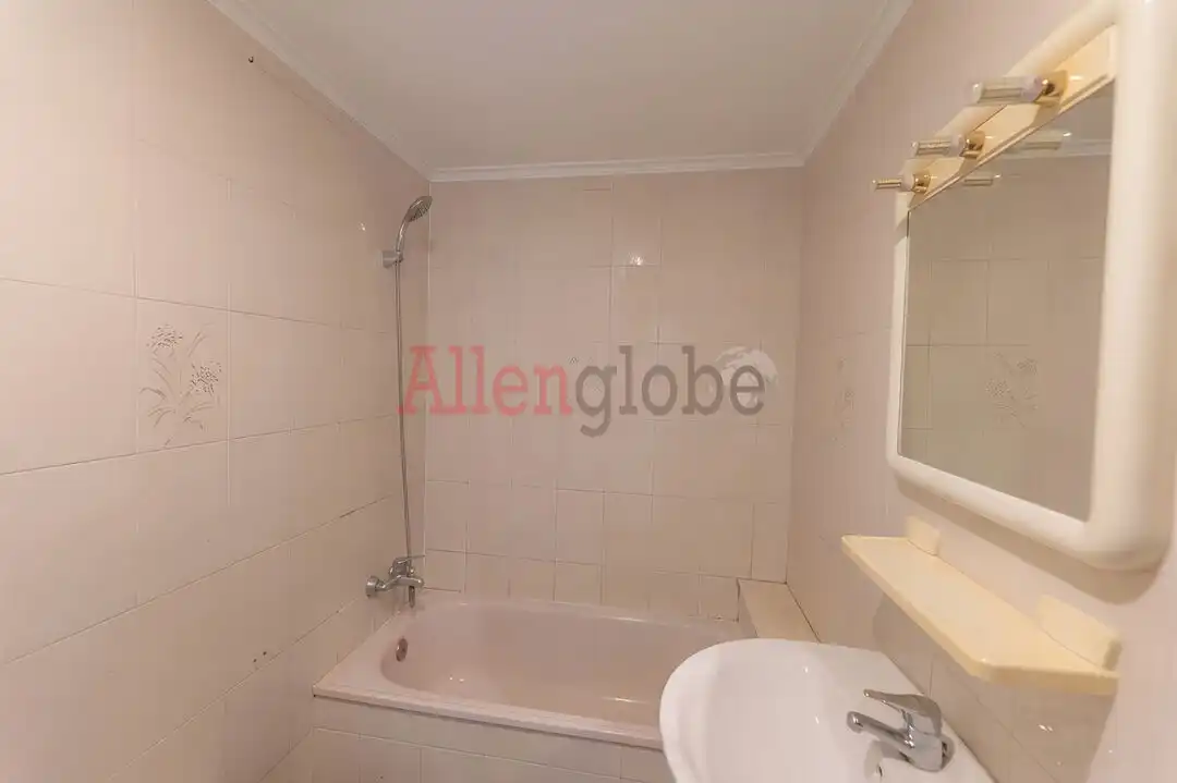 Bany de Apartament en venda en Oviedo  amb Calefacció i Traster