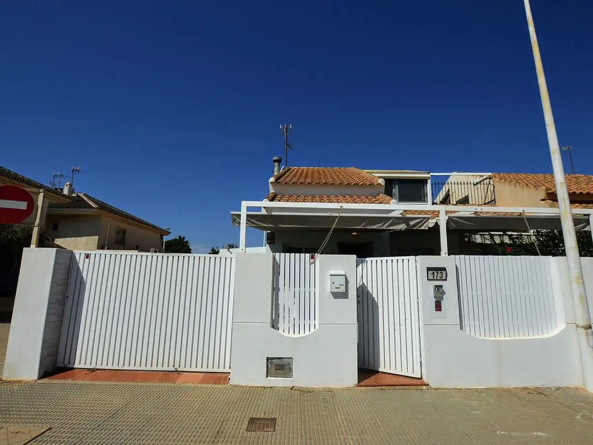 Vista exterior de Casa o chalet en venta en San Pedro del Pinatar con Aire acondicionado, Jardín privado y Terraza