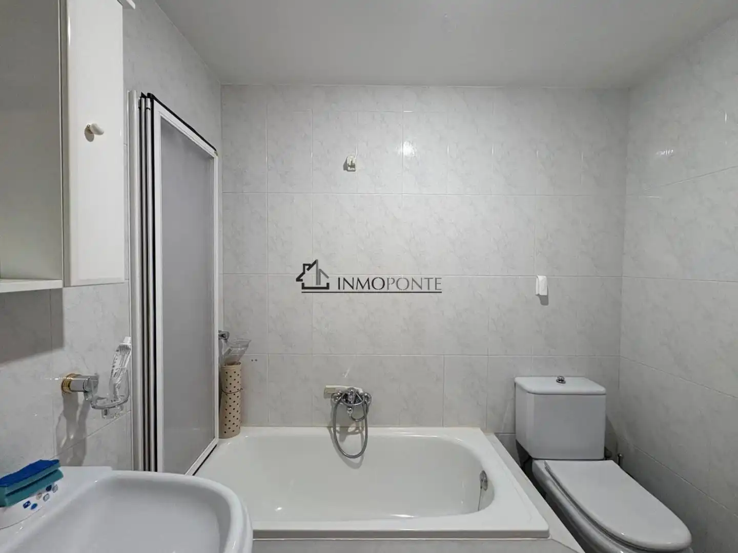 Bathroom of Flat for rent in Marín, Pontevedra