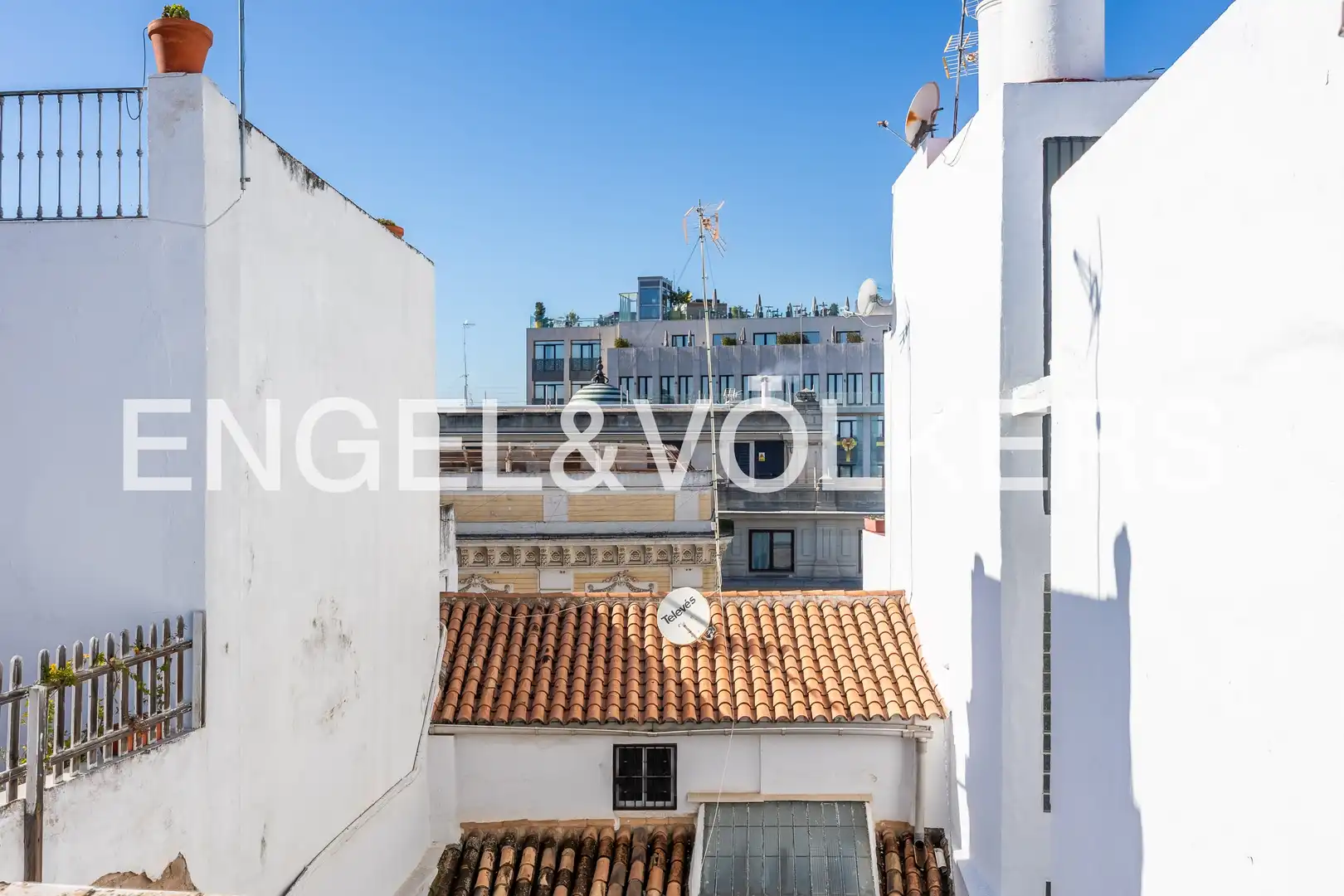 Außenansicht von Haus oder Chalet zum Verkauf in Sevilla mit Klimaanlage, Heizung und Balkon