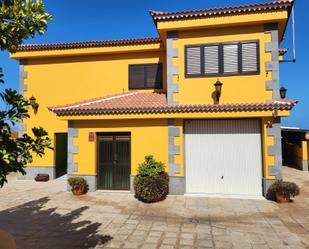 Vista exterior de Casa o xalet en venda en Candelaria amb Calefacció i Terrassa