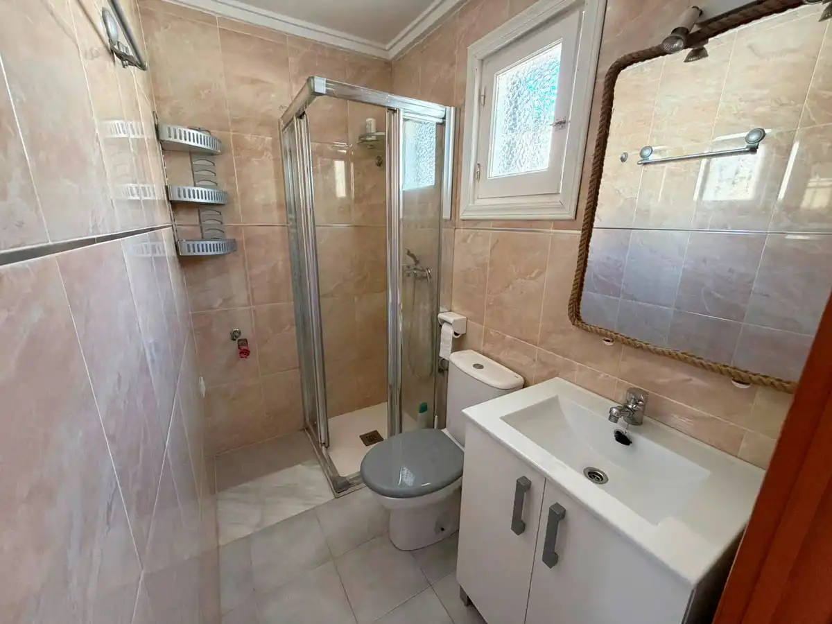Baño de Piso en venta en Torrevieja con Terraza, Amueblado y Horno