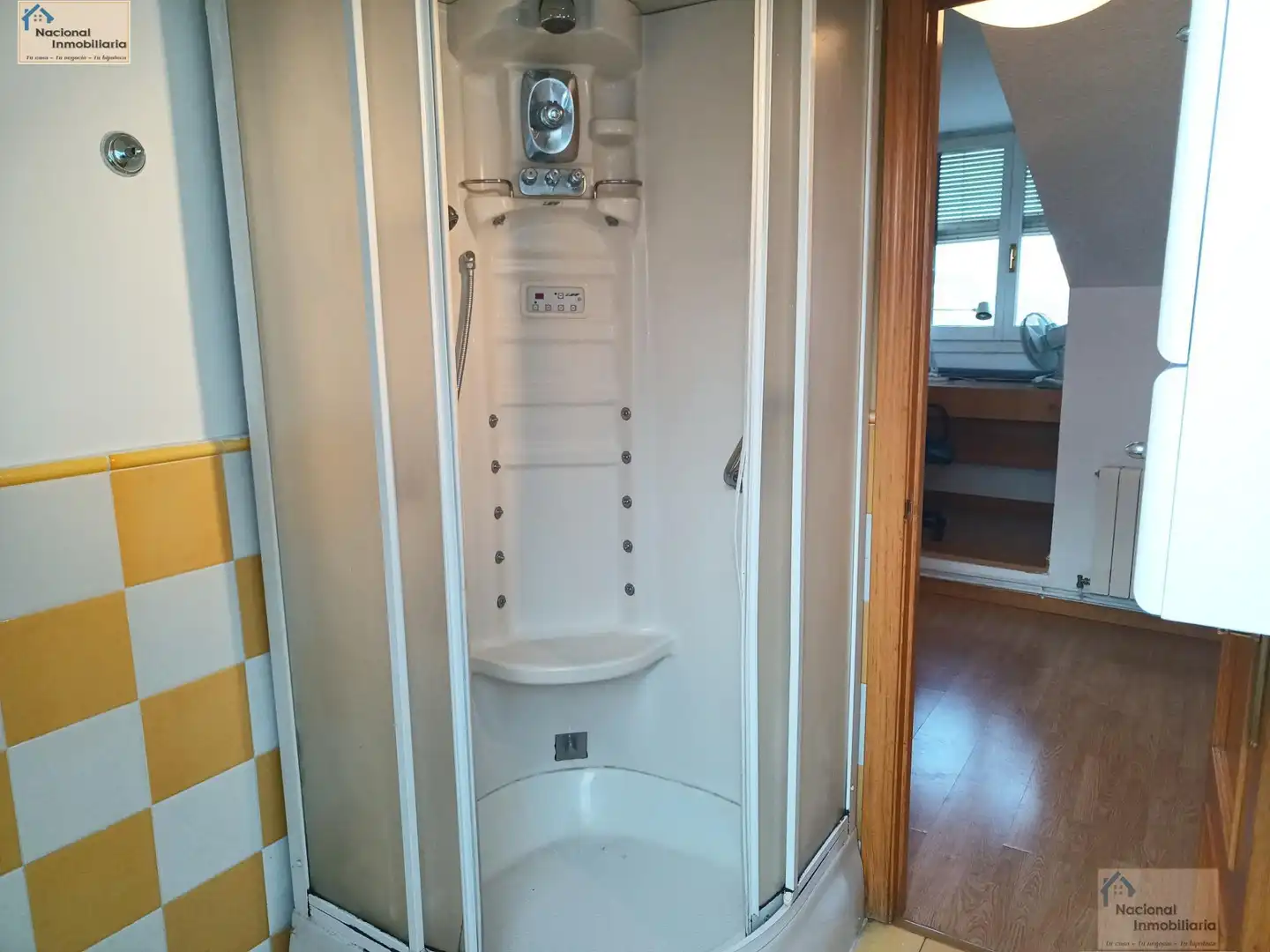 Bathroom of Flat for sale in Segovia  with Air Conditioner, Heating and Storage room