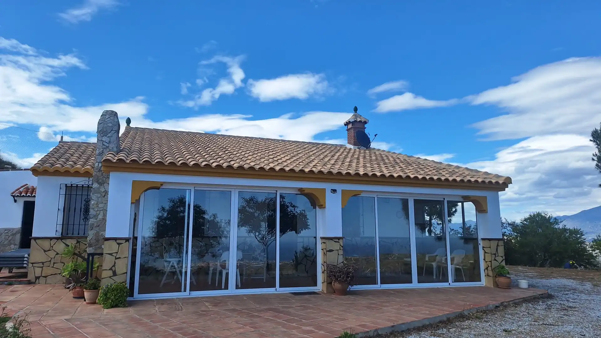 Außenansicht von Country house zur Miete in Vélez-Málaga mit Privatgarten, Terrasse und Schwimmbad