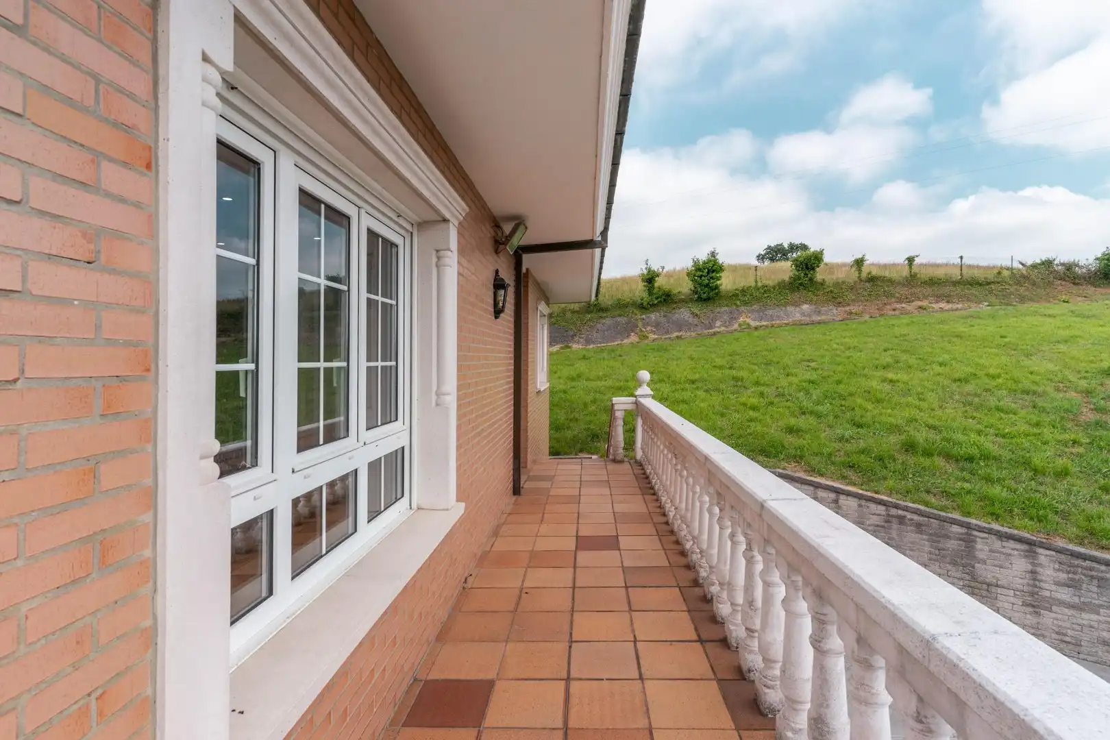 Terrassa de Casa o xalet en venda en Gijón  amb Calefacció, Jardí privat i Traster