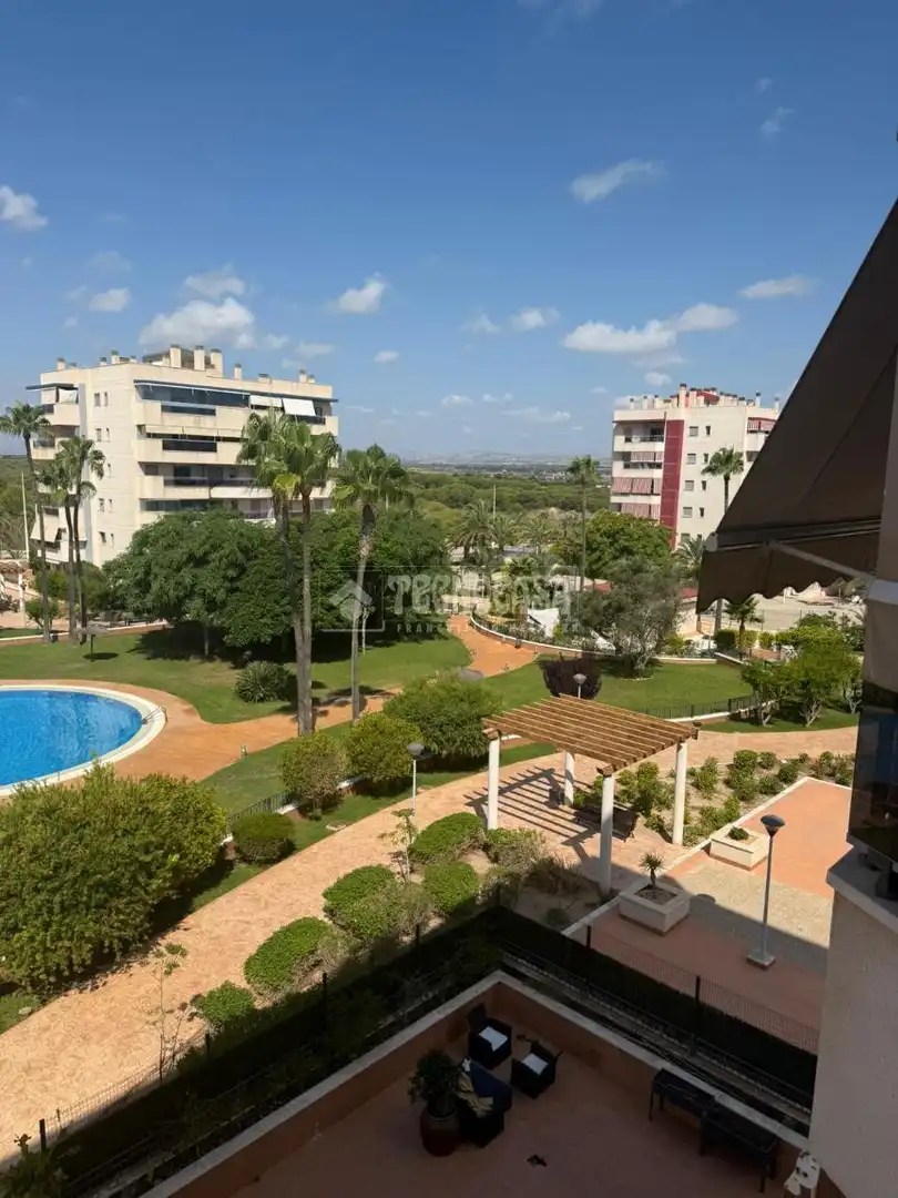 Vista exterior de Piso en venta en Alicante / Alacant con Aire acondicionado, Terraza y Piscina comunitaria