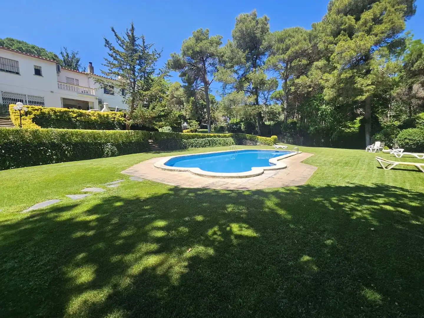 Schwimmbecken von Einfamilien-Reihenhaus zum Verkauf in Castell d'Aro, Platja d'Aro i s'Agaró mit Klimaanlage, Heizung und Terrasse