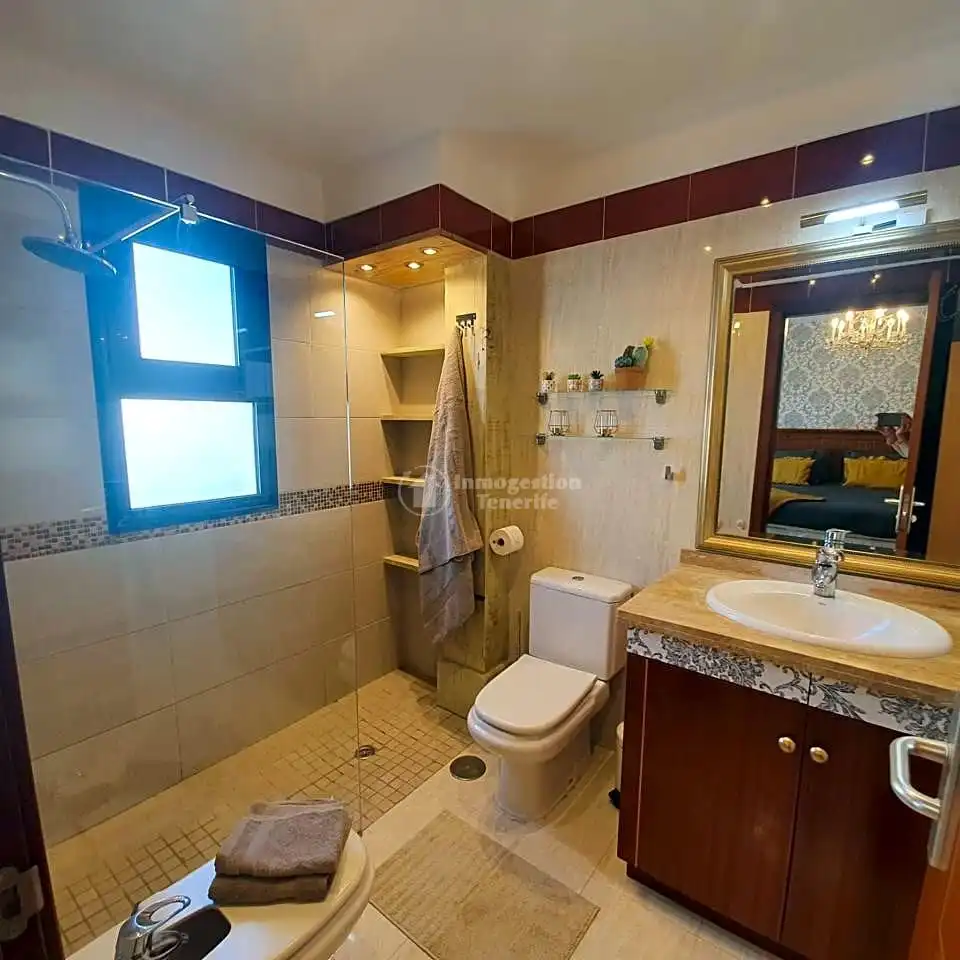 Baño de Casa adosada de alquiler en Arona con Aire acondicionado, Jardín privado y Terraza