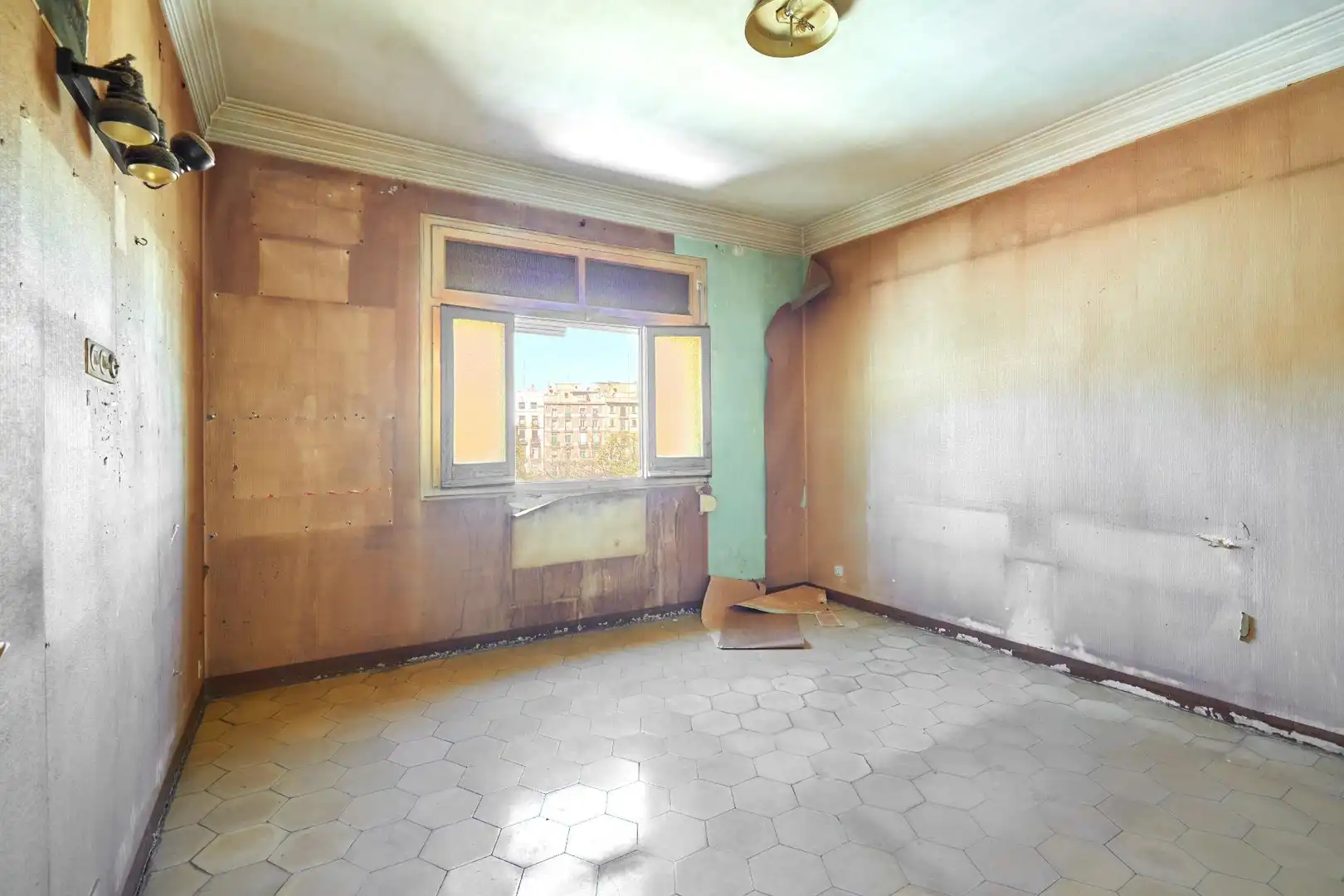Habitación de Piso en venta en Barcelona con Balcón y Alarma