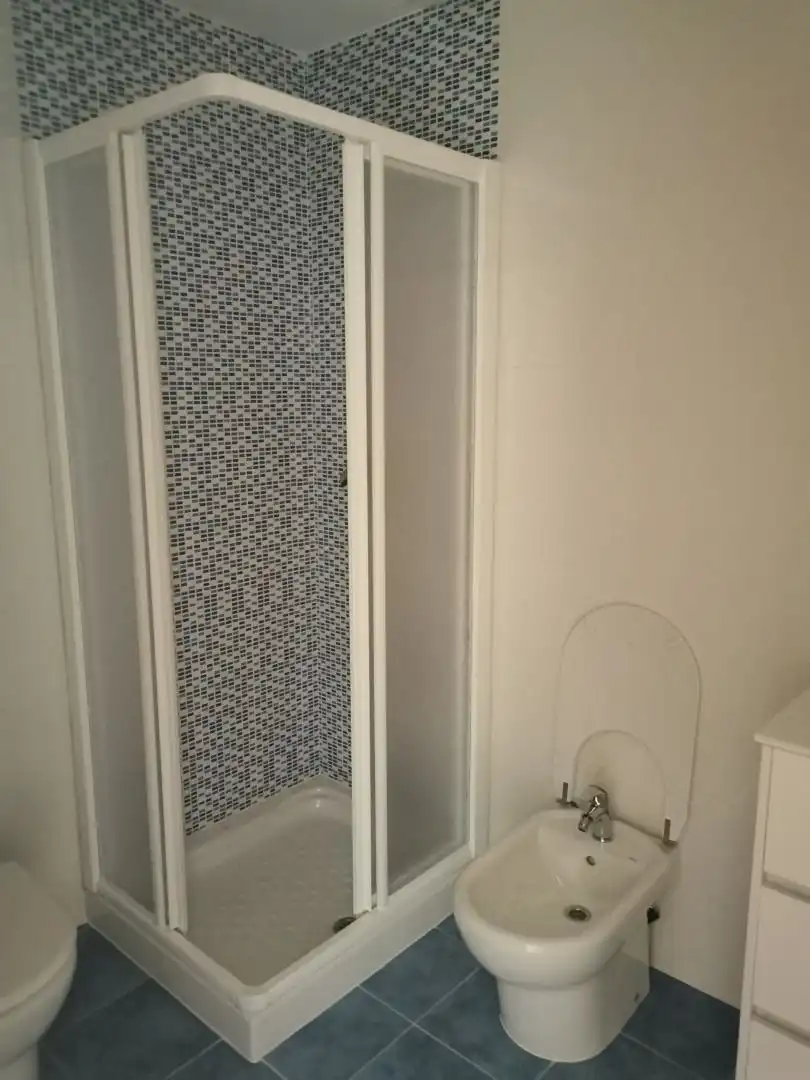 Baño de Apartamento de alquiler en Ponferrada con Calefacción, Trastero y Balcón