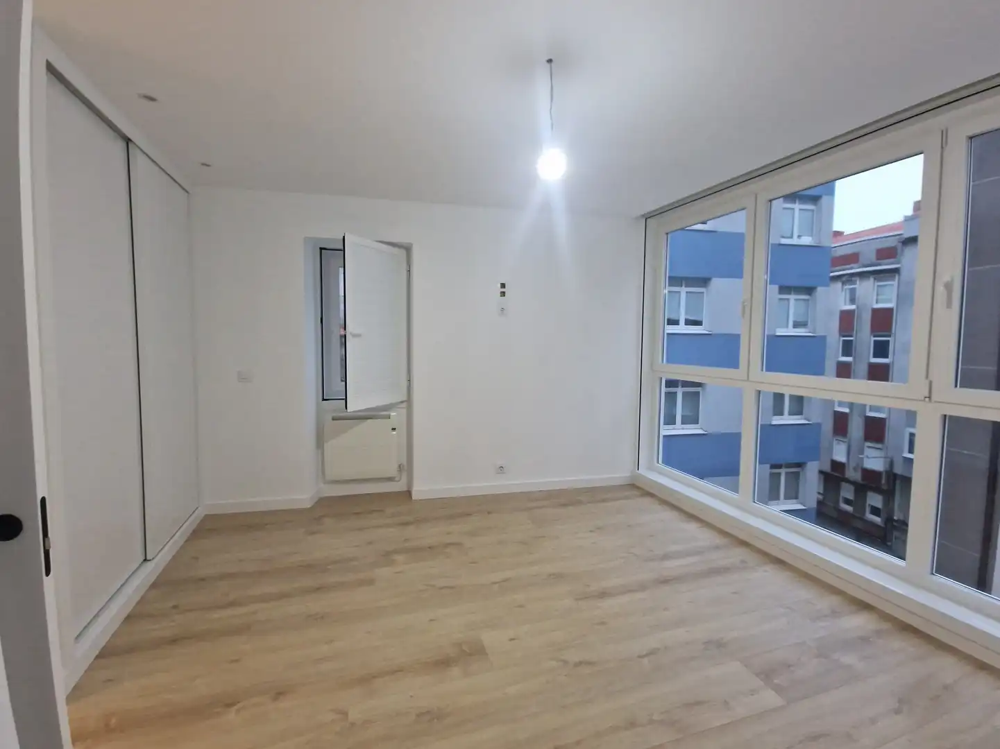 Schlafzimmer von Dachboden zum Verkauf in A Coruña Capital  mit Heizung, Ofen und Waschmaschine